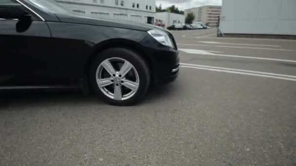 Minsk, Bielorrússia - 17 de setembro de 2020: Elegante preto E-class Mercedes bypass cones de tráfego na área de demonstração e demonstrar facilidade de manuseio. Close-up — Vídeo de Stock