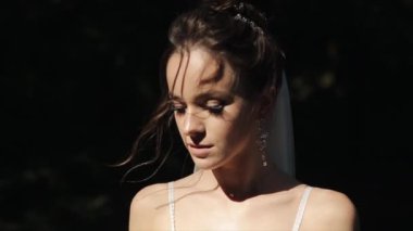 Nefis bir gelinin portresi peçede güzel bir makyaj ve güneş ışınlarında orijinal mücevherler.