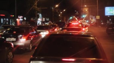 Rostov-on-Don, Rusya - 17 Eylül 2020: Şehir merkezinde yoğun trafik ve trafik lambaları ve sokak lambalarının bulanık ışıkları