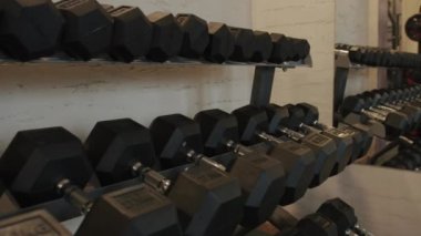 Black Metal 'in katlanamayan halterleri spor salonundaki bir askıda, egzersiz ve dayanıklılık için.