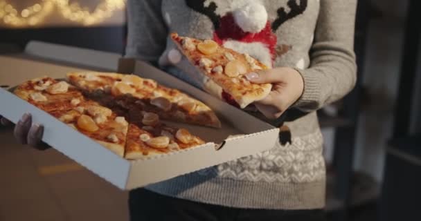 Ung flicka som håller en pizzabit med mandariner i händerna för en festlig middag till jul. Närbild — Stockvideo