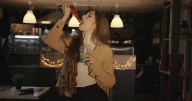Noel ve yeni yıl için bir kutuda mandalinalı büyük bir pizza yanan bir çelenk ve çelenk dallarıyla çevrili. Yakın plan.