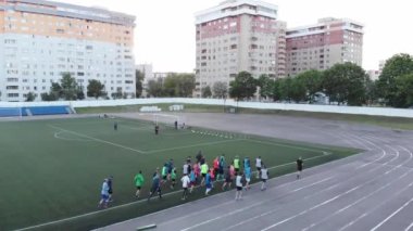 Misk, Belarus - 15 Ağustos 2020: Bir yaz günü antrenman sırasında sahada koşan futbol takımının insansız hava aracı görüntüleri