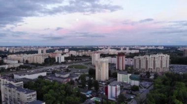 Şehrin yerleşim alanlarının manzarası. Yüksek binalar ve ay ışığında güzel bir gökyüzü.