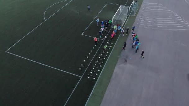 Misk, Bielorrusia - 15 de agosto de 2020: Imágenes del proceso de entrenamiento de los jugadores del club de fútbol en el estadio de la ciudad en un día de verano — Vídeos de Stock