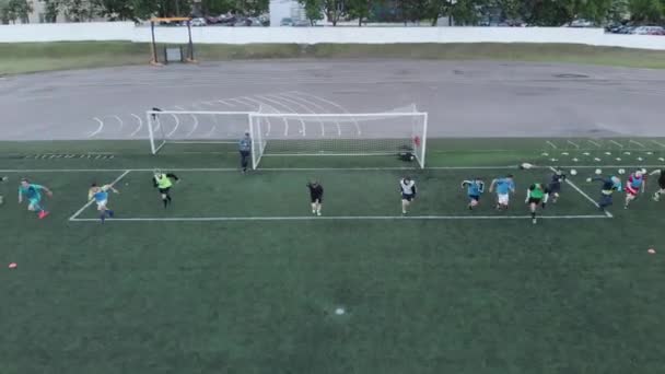 Misk, Bielorussia - 15 agosto 2020: Birds-eye view of the training of football team players and running around the stadium at speed — Video Stock