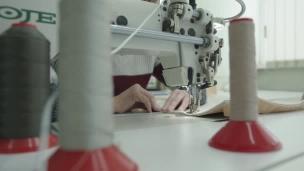 Processo de costura em uma oficina de produção e uma visão de perto das partes de trabalho de uma máquina de costura profissional — Vídeo de Stock