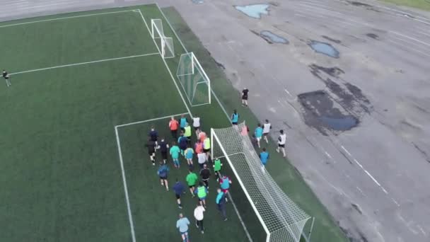 Misk, Vitryssland - 15 augusti 2020: Drönare bilder av fotbollslag spelare som springer längs kanten av planen under träning på en sommardag — Stockvideo