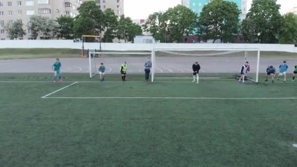 Misk, Bielorrusia - 15 de agosto de 2020: Imágenes de drones de atletas corriendo a toda velocidad a través de un campo de fútbol durante una sesión de entrenamiento de equipo de fútbol — Vídeos de Stock