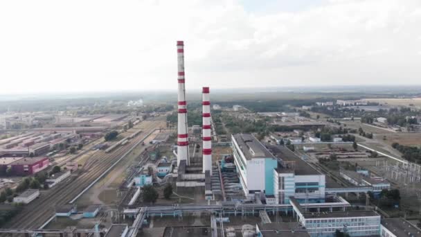 Luftaufnahme eines großen Areals eines Wärmekraftwerks mit Schornsteinen und Industriegebäuden am Stadtrand an einem Sommertag — Stockvideo