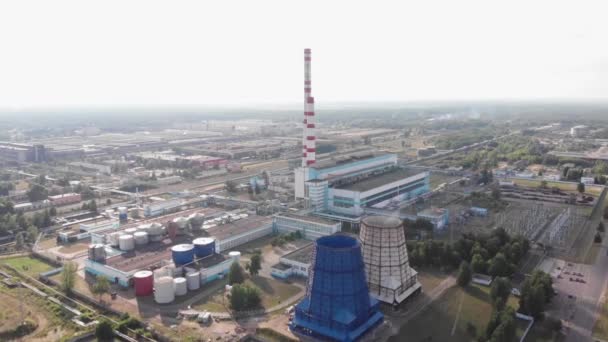Вид на промышленный комплекс теплоэлектростанции с дымом от градирни в летний день — стоковое видео