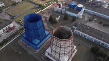 Endüstriyel arazi. Termik santral. Üs içindeki soğutma kulesinin iç yapısının ve soğutma havuzlarının üst görüntüsü