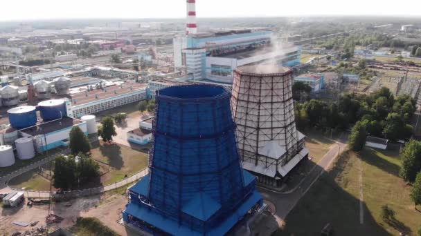 Quadrocopter natáčení tepelné elektrárny s velkými chladicími věžemi na pozadí transformátorů a elektrického vedení — Stock video