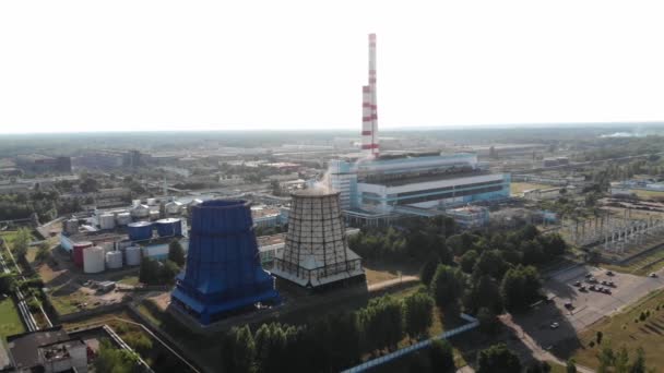 Quadrocopter beelden van een groot industrieel complex in een thermische centrale met metalen tanks en koeltorens — Stockvideo