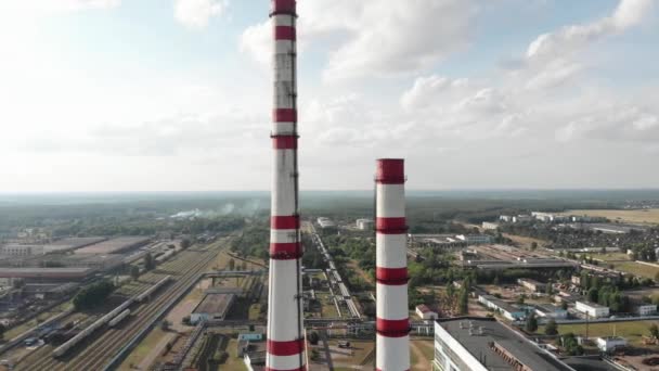 Drohnenabschuss von Schornsteinen bei bewölktem Himmel auf dem Gelände eines Wärmekraftwerks — Stockvideo