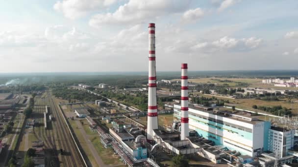 Fotografia lotnicza terytorium elektrowni cieplnej z kominami przylegającymi do nieba — Wideo stockowe