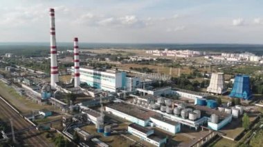 Endüstriyel arazi. Bir yaz günü bacaları ve soğutma kuleleri olan termik santralin en üst görüntüsü