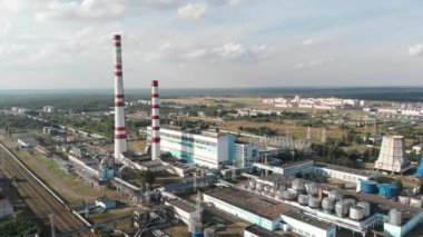 Endüstriyel arazi. Bir yaz günü bacaları ve soğutma kuleleri olan termik santralin en üst görüntüsü