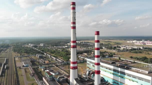 Drone strzelanie kominów na zachmurzone niebo na terytorium elektrowni cieplnej — Wideo stockowe