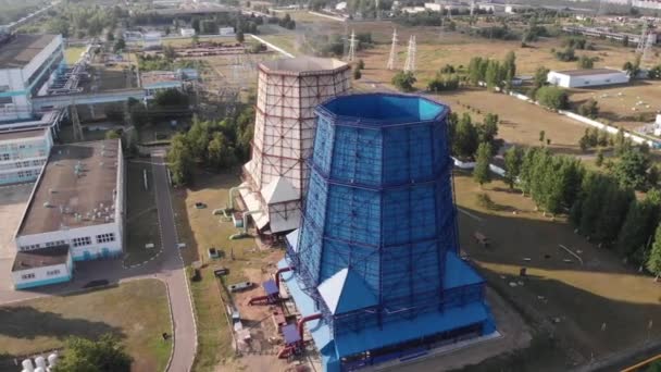 Quadrocopter rodaje de una central térmica con grandes torres de refrigeración sobre el fondo de transformadores y líneas eléctricas — Vídeos de Stock