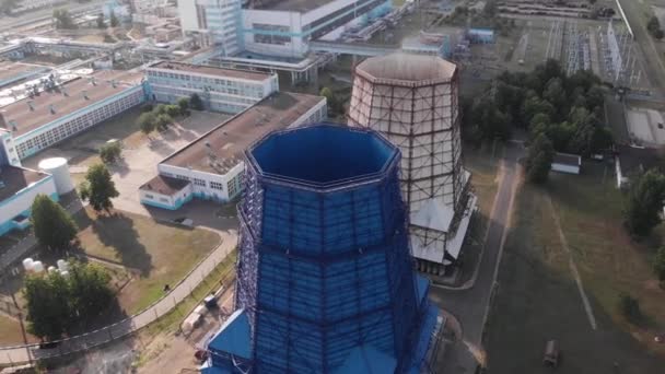 Vista superior del humo de la torre de refrigeración y los edificios industriales en el territorio de una planta de energía térmica en el contexto de un cielo soleado — Vídeo de stock