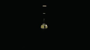 Karanlık bir tünelde koşan genç bir kızın kuadrokopterinden ateş etmek. Kaçış arayışı zor bir durumdan çıkış yolu.