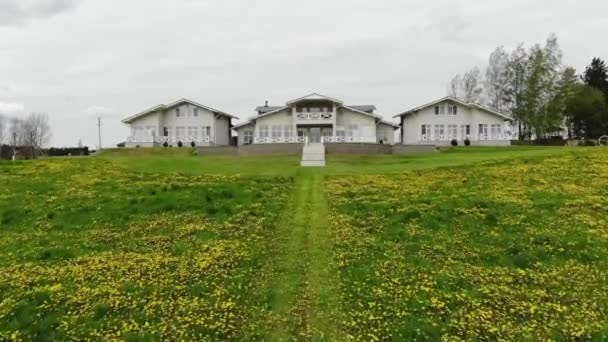 Vue du dessus d'un beau chalet de campagne et le photographe prenant des photos d'une mariée courant vers le haut — Video