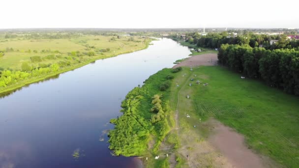 Vista superior de pessoas que descansam na praia da cidade junto ao rio e bela paisagem de verão — Vídeo de Stock