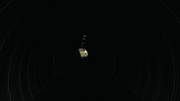 Impuscaturi de la un quadrocopter de o tanara care alearga intr-un tunel intunecat. Conceptul de căutare a ieșirii dintr-o depresie — Videoclip de stoc