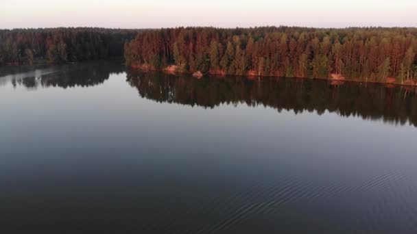 Прекрасний аерофотозйомка мережі великих озер з островами соснових лісів в променях літнього заходу сонця — стокове відео