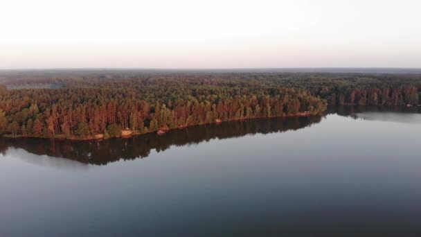 Hermosa vista aérea de una red de grandes lagos con islas de bosques de pinos en los rayos de una puesta de sol de verano — Vídeos de Stock