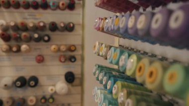 Dikiş atölyesinde veya atölyede bulunan makaraların sıraları farklı renk tonlarına göre seçilir ve şunlarla imzalanır: