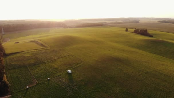 夕阳西下，来自乡间绿地和森林的无人驾驶飞机的射击声远远超出了地平线 — 图库视频影像