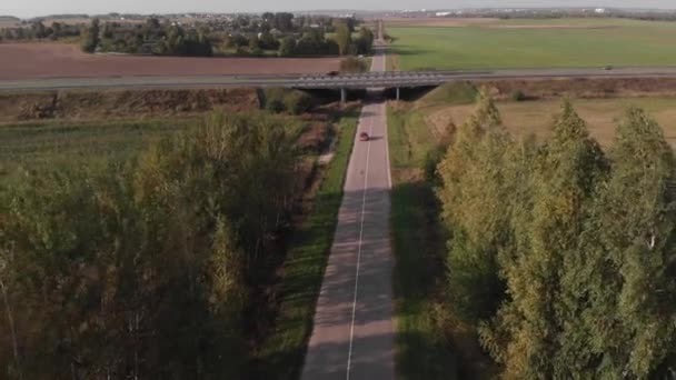 Veduta aerea del bivio stradale con ponte stradale con traffico occupato in campagna vicino al villaggio — Video Stock