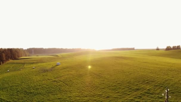 Tiro de drone de uma bela paisagem de verão ao pôr do sol e uma bela casa de campo com pessoas no terraço — Vídeo de Stock