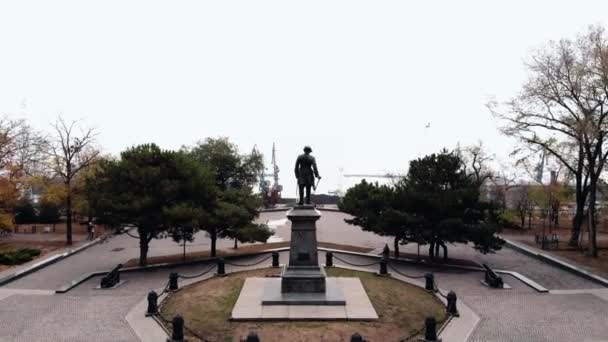 Taganrog, Rosja - MAJ 21, 2020: Widok z lotu ptaka na plac z posągiem na piedestale na nabrzeżu miasta i portu towarowego z. posąg Piotra Wielkiego w Taganrog — Wideo stockowe