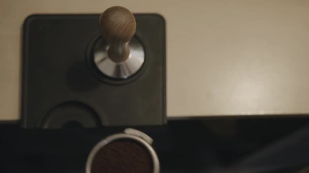 Der Prozess der Verdichtung von gemahlenem Kaffee im Halter einer professionellen Kaffeemaschine im Café Nahaufnahme — Stockvideo