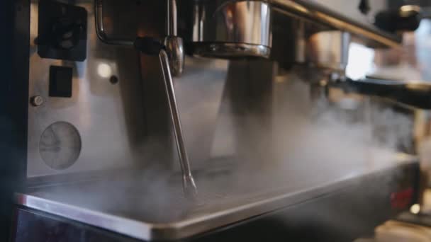 在酒吧里煮咖啡时,从专业咖啡机里冒出的蒸汽云.四.后续行动 — 图库视频影像