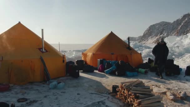 Pohled na stanové táboření na ledě zamrzlého jezera Bajkal v blízkosti mysu ostrova Olkhon. Koncept extrémní turistiky — Stock video