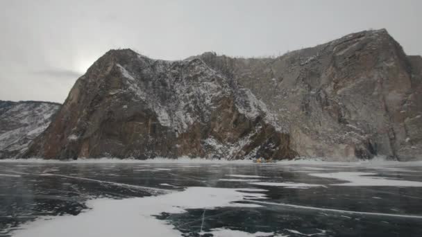 Tente camping et minibus UAZ au pied de la falaise de l'île Olkhon sur la côte du lac gelé Baïkal — Video