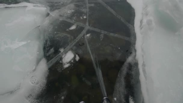 凍結したバイカル湖の透明な表面に白い縞模様から氷の青白ブロックの間 — ストック動画