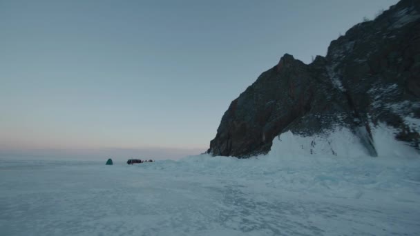Olkhon Adası 'nın buzlu kayalıklarının yanındaki donmuş Baykal Gölü' nde bir çadır. Aşırı kış tatili. — Stok video