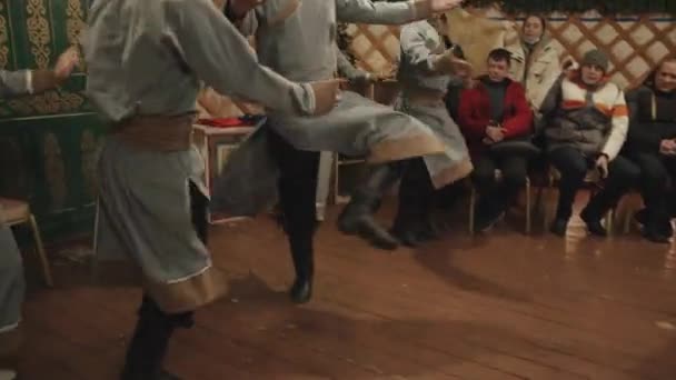 Région d'Irkoutsk, Russie - 18 mars 2021 : Concert de danseurs bouriates en costumes nationaux pour les touristes dans un parc ethno sur la côte du Baïkal — Video