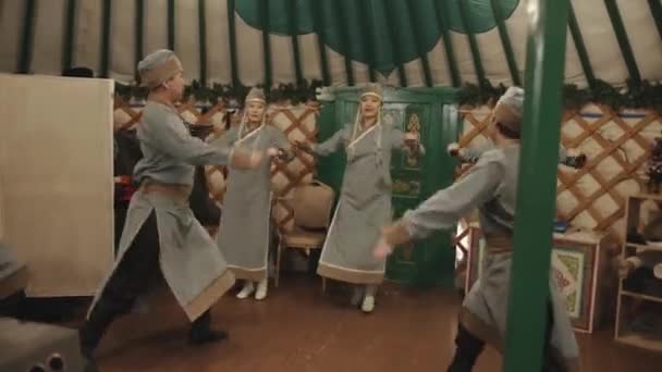 2021年3月18日，俄罗斯伊尔库茨克地区：身着民族服装的布里亚特舞者在一场音乐会上为游客举行的酸奶表演，作为游览民族公园的一部分 — 图库视频影像