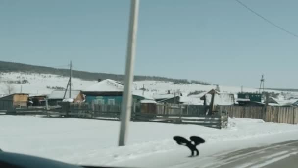 Uitzicht vanuit de cabine van een authentiek Russisch dorp buiten het raam en een winterlandschap. Handheld pov shot van de camera — Stockvideo