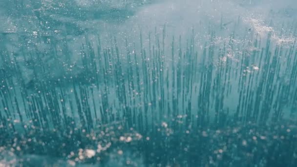 バイカル湖の透明青色の氷の中の凍結した空気の泡の列の絶景 — ストック動画