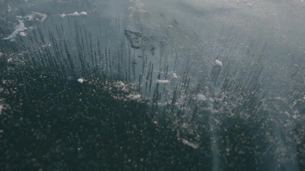 バイカル湖の透明青色の氷の中に凍結空気の泡の多くの列。閉鎖 — ストック動画