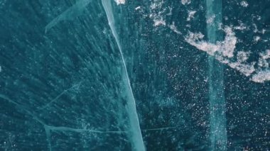 Baykal Gölü 'nün şeffaf mavi buzunda donmuş hava kabarcıklarının sersemletici görüntüsü