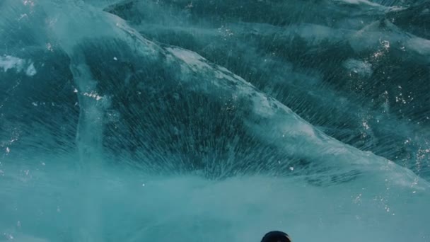 Sok sor függőleges oszlopok légbuborékok és fehér repedések a kék jég fagyott tó Bajkál — Stock videók