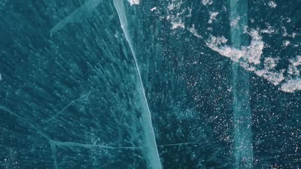 Vista deslumbrante das fileiras de bolhas de ar congeladas no gelo azul transparente do Lago Baikal — Vídeo de Stock
